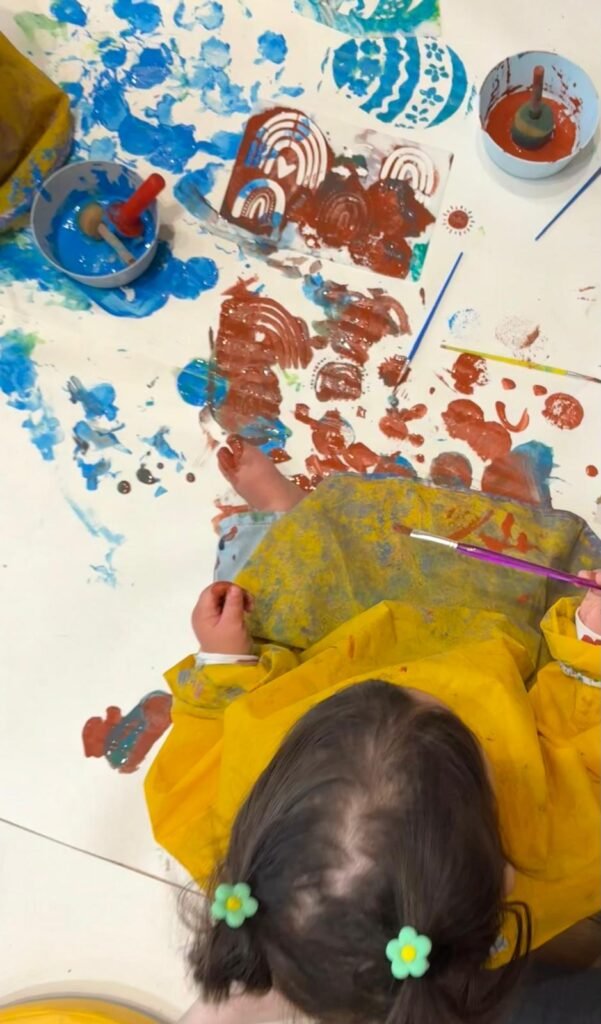 Peinture au sol (8 mois – 4 ans)