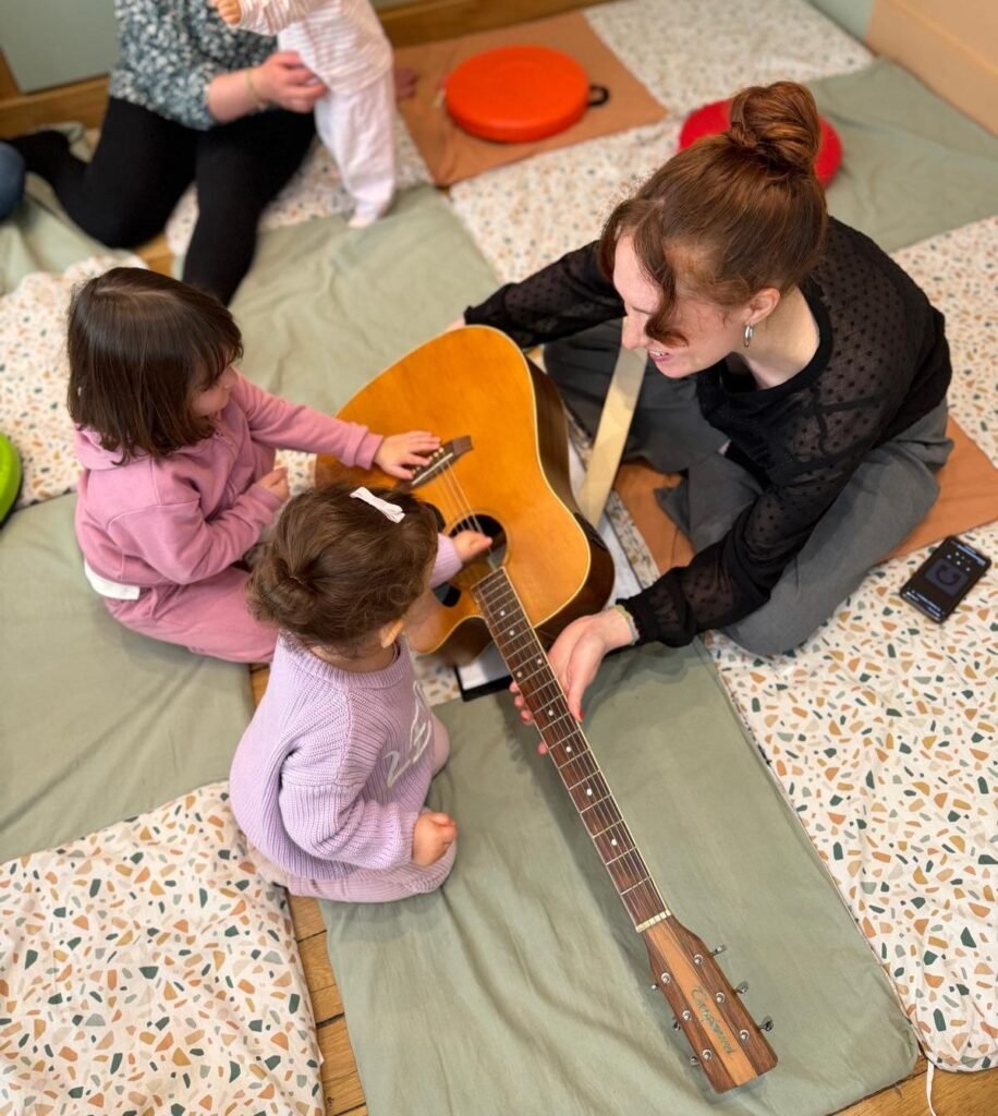 Éveil musical avec notre musicienne-guitariste (6 mois – 5 ans)