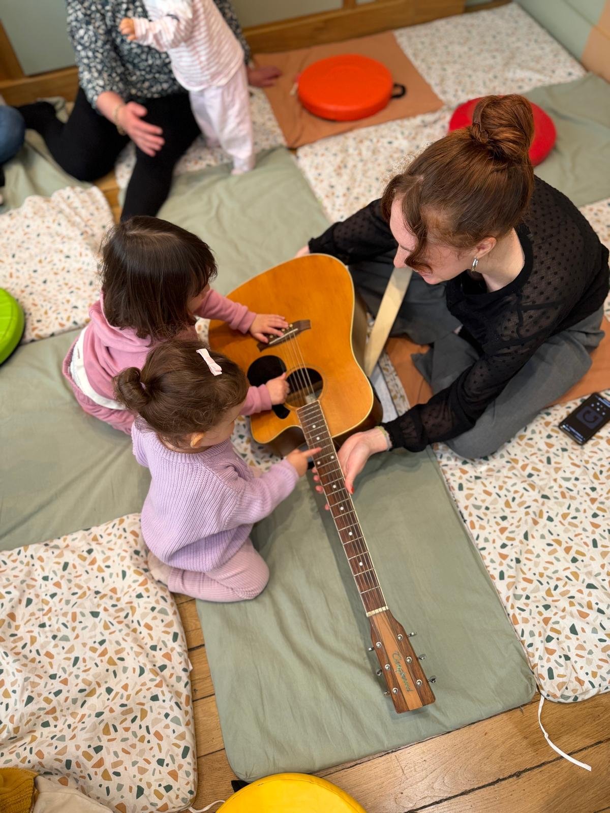 Éveil musical avec notre guitariste (6 mois - 5 ans)