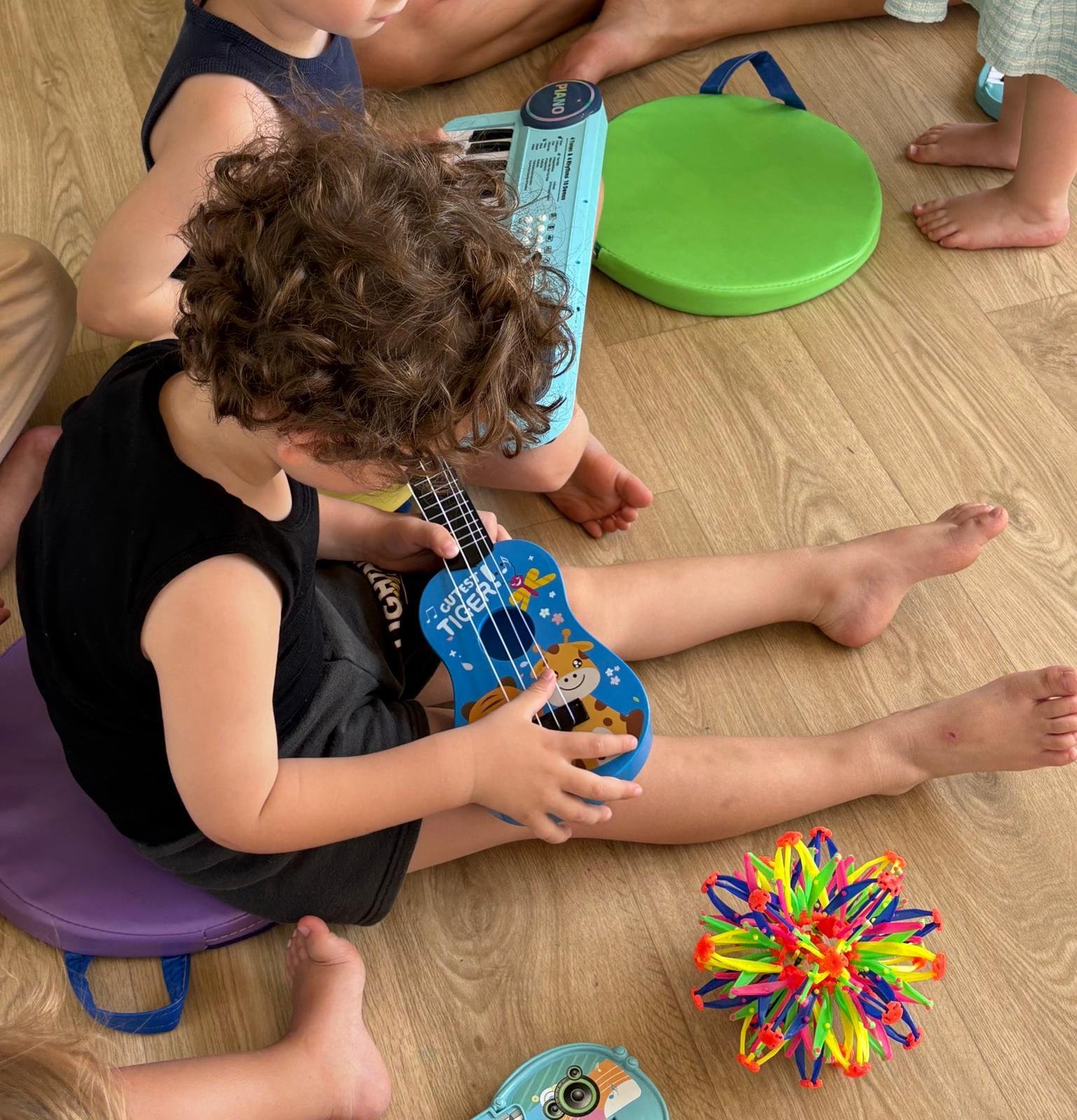 Éveil musical avec notre guitariste (6 mois - 5 ans) – Image 4